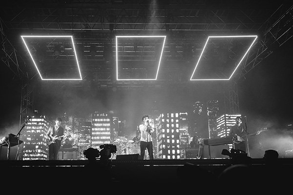 http://hollywoodlife.com/2016/09/19/the-1975-apple-music-festival-live-stream-watch-performance-video/